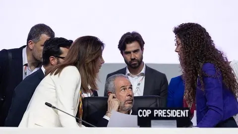 El presidente de la COP30, André Correa do Lago, rodeado de asesores antes del plenario final | Foto de ONU Cambio Climático/Kiara Worth