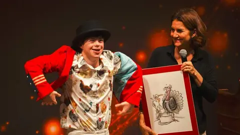 Roscón y su madre Samantha Vallejo Nágera subastando una caricatura