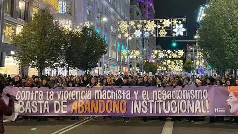 Manifestantes en la pancarta de la cabecera | Foto de Servimedia