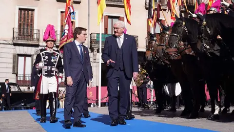 Almeida entrega la Llave de Oro de la Villa de Madrid al presidente de Alemania, Frank-Walter Steinmeier, durante su visita de Estado a España