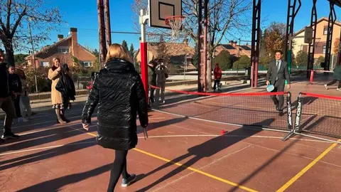 El consejero de Educación, durante su visita al CEIP Nuestra Señora de Lourdes  de Torrelodones - Foto Comunidad de Madrid