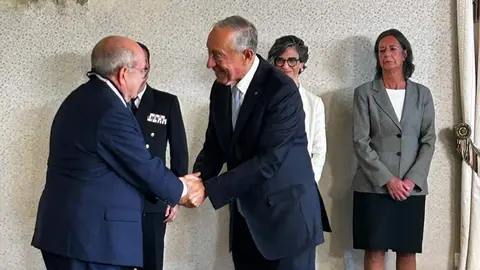 Rebelo de Sousa condecora al presidente de Nueva Economía Fórum