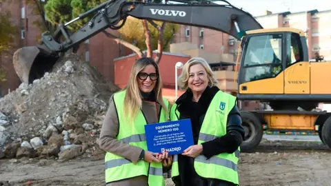 García Romero y Cea en el acto de colocación de la primera piedra del nuevo centro cultural de Almendrales - Foto Ayuntamiento de Madrid