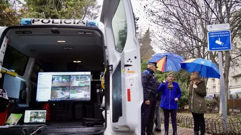 Sanz escucha las explicaciones de funcionamiento de las cámaras de videovigilancia del parque El Calero de parte de un agente de Policía Municipal