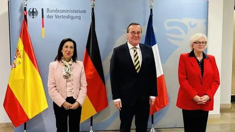 La ministra española de Defensa, Margarita Robles (izquierda), junto a sus homólogos de Alemania (centro) y Francia (derecha) | Foto del Ministerio español de Defensa