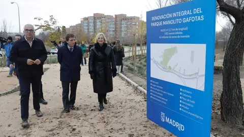 Almeida pasa junto al cartel informativo de la actuación realizada en el parque Manolito Gafotas, en compañía de  García Romero y de Izquierdo - Foto Ayuntamiento de Madrid