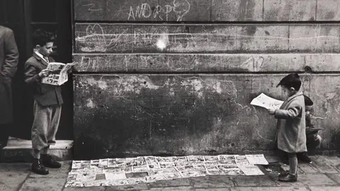 Exposici&oacute;n Oriol Maspons -  TBO-Ni&ntilde;os en la Barceloneta. (Barcelona) - Foto Real Academia de Bellas Artes de San Fernando