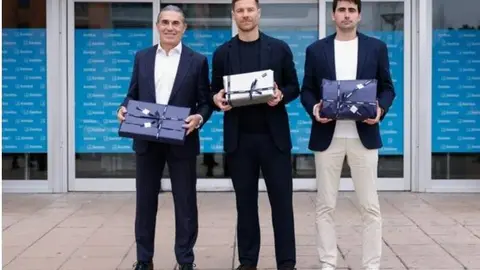 Sergio Scariolo, Xabi Alonso y Pau Quesada, en el Hospital Universitario Sanitas La Moraleja | Foto de Sanitas