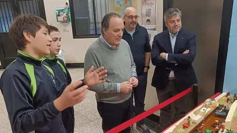 El concejal de Chamber&iacute; visita el bel&eacute;n del Colegio Maristas
