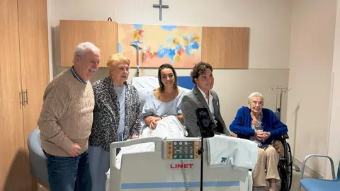David Bisbal sentado junto a pacientes del Hospital Universitario HM Madrid R&iacute;o - Foto de HM Hospitales