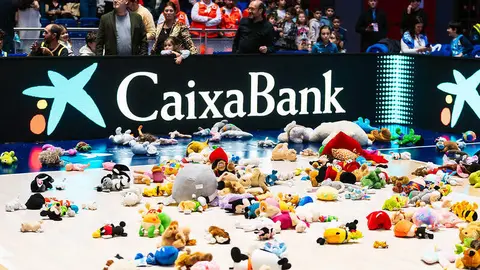 &lsquo;Lluvia Solidaria de Peluches&rsquo; campa&ntilde;a pasada - Movistar Estudiantes (Flickr)