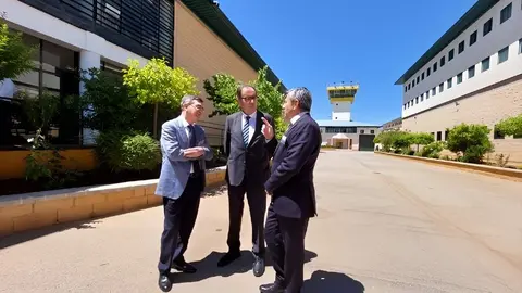 El secretario general de Instituciones Penitenciarias, &Aacute;ngel Luis Ortiz Gonz&aacute;lez (en el centro), en el patio de la c&aacute;rcel de Albolote (Granada)