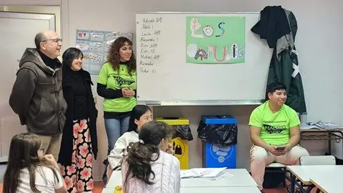 Fern&aacute;ndez interact&uacute;a con los ni&ntilde;os durante su visita el CEIP Ortega y Gasset, uno de los centros en los que se desarrollan los campamentos municipales de Navidad
