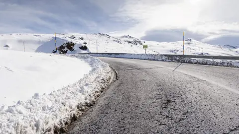 Imagen de archivo de una carretera con nieve en Sierra Nevada | Foto de 123rf/javiindy