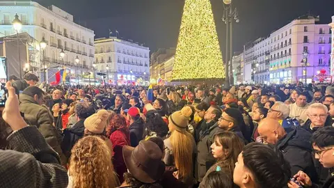 Instant&aacute;nea de la concentraci&oacute;n de venezolanos en la Puerta del Sol (Madrid) para celebrar la detenci&oacute;n de Maduro por EEUU