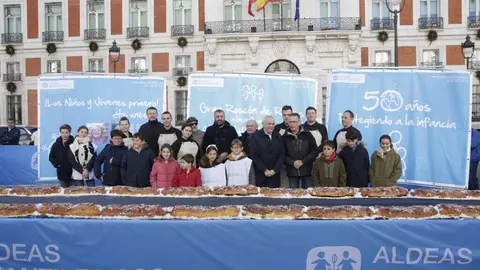 Aldeas Infantiles SOS reparte m&aacute;s de 1.000 kilos de rosc&oacute;n en 7.500 porciones solidarias en la Puerta del Sol Reyes Magos