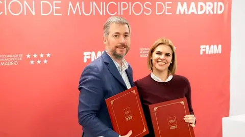 El consejero de Presidencia,  Justicia y Administraci&oacute;n Local, Miguel &Aacute;ngel Garc&iacute;a Mart&iacute;n, y la presidenta de la  FMM, Judith Piquet - Foto Comunidad de Madrid