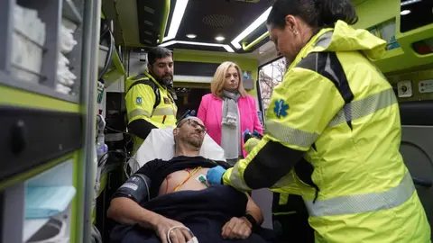 La vicealcaldesa, Inma Sanz, visita el interior de una ambulancia para conocer los ec&oacute;grafos con los que ya cuentan los veh&iacute;culos de SAMUR-PC