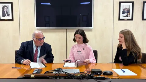 La DGT estrena &ldquo;28027 Comparte coche&rdquo;, un piloto para mejorar la seguridad y la movilidad - Foto del Ministerio del Interior de la firma del acuerdo