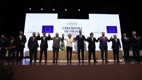 Foto de familia de los firmantes del acuerdo UE-Mercosur | Foto de redes sociales de &Uacute;rsula von der Leyen