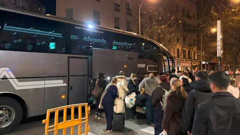 Viajeros, afectados trenes accidentados, subiendo a uno de los autobuses - Foto Servimedia
