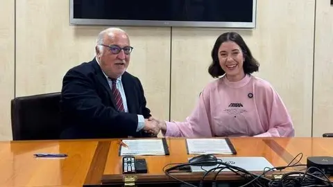 Pere Navarro, director general de Tr&aacute;fico, y Paloma Mart&iacute;n, CEO y cofundadora de Tribbu, durante la firma del convenio - Foto DGT