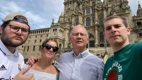 Mar&iacute;a Costanza Cipriani junto a su marido, Perkins Rocha, y sus hijos