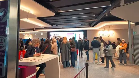 Punto de Informaci&oacute;n de Renfe en la Estaci&oacute;n de Madrid Atocha - Foto Servimedia