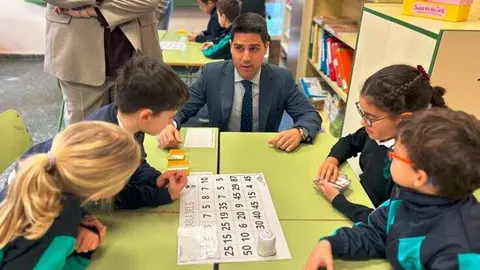 El consejero de Educaci&oacute;n, Ciencia y Universidades, en el colegio p&uacute;blico Marqu&eacute;s de Suanzes - Foto Comunidad de Madrid