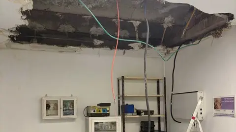 Falso techo ca&iacute;do en centro de Madrid Salud en el barrio de San Diego - Foto M&aacute;s Madrid