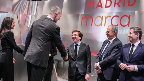 Almeida recibe a los Reyes en el estand de Madrid en FITUR 2026 - Foto Comunidad de Madrid