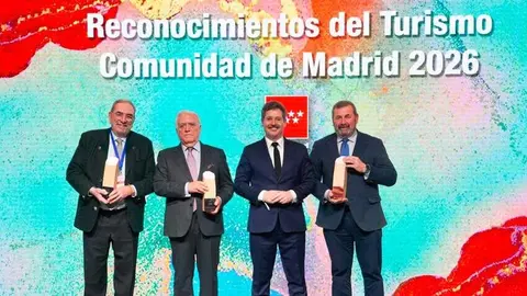 El consejero De Paco Serrano, encargado de entregar las  distinciones a mejor destino, experiencia tur&iacute;stica y trayectoria - Foto Comunidad de Madrid