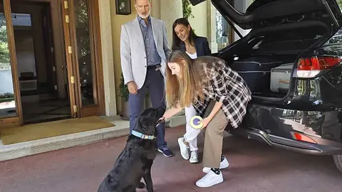 La infanta Sof&iacute;a se despide del perro de la familia bajo la mirada de los Reyes en 2023, antes de irse a estudiar el Bachillerato a Gales - Foto de Casa del Rey