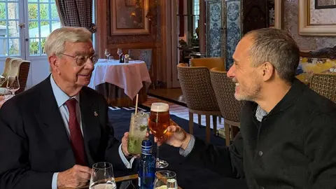 Eduardo Diaz, director de Hospitality Venues y Eventos Comerciales de Mahou, y Rafael Ans&oacute;n, presidente de la Academia Iberoamericana de Gastronom&iacute;a