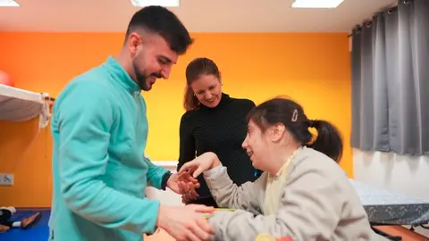 La consejera D&aacute;vila, en el Centro de Rehabilitaci&oacute;n de la  Fundaci&oacute;n Inclusive, en Pinto - Foto Comunidad de Madrid