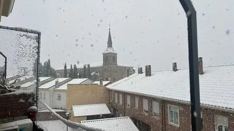 Iglesia de Navalagamella nevada 28 de enero 2026 - Foto de Rodrigo Callejo