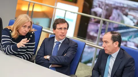 El alcalde en el Cisem con la vicealcaldesa y el delegado de Urbanismo - Foto de Ayuntamiento de Madrid/ Alejandro Olea