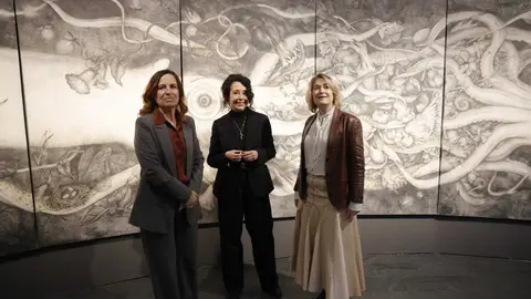 La delegada de Cultura, Turismo y Deporte, Marta Rivera de la Cruz, junto a la artista, Ana Juan, y la directora art&iacute;stica de CentroCentro, Julieta de Haro, durante la presentaci&oacute;n de &lsquo;Wunderkammer&rsquo; en CentroCentro