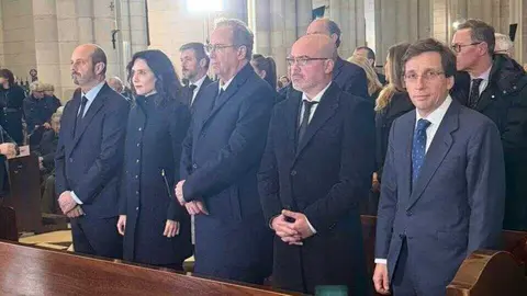 Asistentes a la misa funeral en La Almudena | Foto de Servimedia