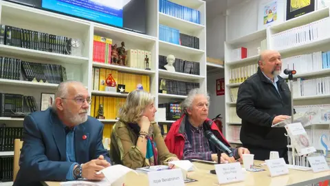 Itzjak Benabraham; Mar&iacute;a Jos&eacute; L&oacute;pez-Palop; Francisco Guti&eacute;rrez Carbajo y de pie, Basilio Rodr&iacute;guez Ca&ntilde;ada - Foto Jos&eacute; Bell&oacute; Aliaga