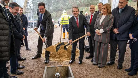 &Oacute;scar L&oacute;pez y Abel Caballero, junto a otros asistentes a la colocaci&oacute;n de la primera piedra de la f&aacute;brica de Sparc en Vigo -Foto de Indra