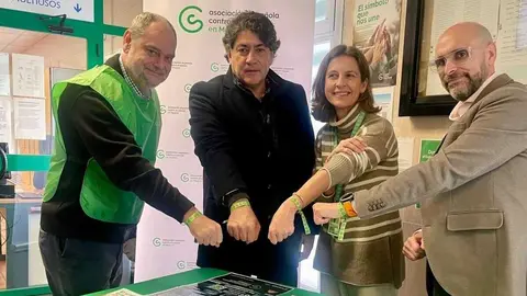 El concejal de Hortaleza, David P&eacute;rez, en la mesa informativa instalada en el Centro Deportivo Municipal Hortaleza