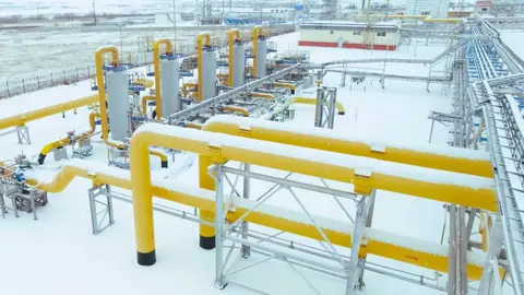 Gasoductos en planta de tratamiento de gas para gas natural licuado - Foto de Olga Kostrova