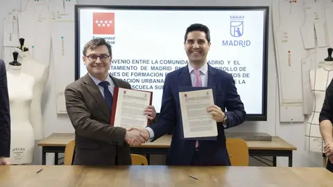 Gonz&aacute;lez y Viciana tras la firma del convenio