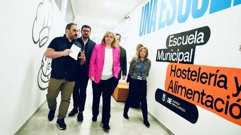 Sanz, en diferentes momentos de su visita a la Escuela Municipal de Hosteler&iacute;a y Alimentaci&oacute;n, en Villa de Vallecas