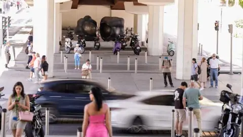 &lsquo;Unidades Yunta&rsquo;, de Pablo Serrano, al fondo de la imagen