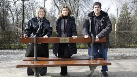 Rivera de la Cruz con los familiares de Manuel de la Calva en la presentaci&oacute;n de su placa conmemorativa - Foto Ayuntamiento de Madrid