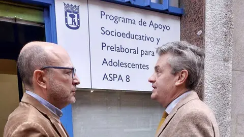 Fern&aacute;ndez en su visita a un programa municipal de apoyo a j&oacute;venes