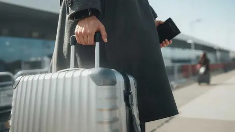 Maleta en el aeropuerto - Foto de Zulqarnain&acute;s @alexa-awans-images en Canva