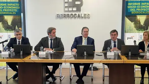 El delegado de Pol&iacute;ticas de Vivienda, &Aacute;lvaro Gonz&aacute;lez, presenta el informe &lsquo;Impacto socioecon&oacute;mico de Los Berrocales&rsquo; - Foto Ayuntamiento de Madrid